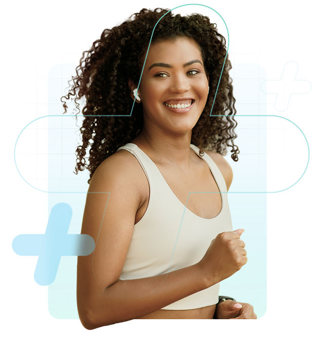 Uma mulher de cabelos cacheados sorri enquanto corre, com fones de ouvido sem fio, sobre um fundo com desenhos abstratos em tons de azul claro.