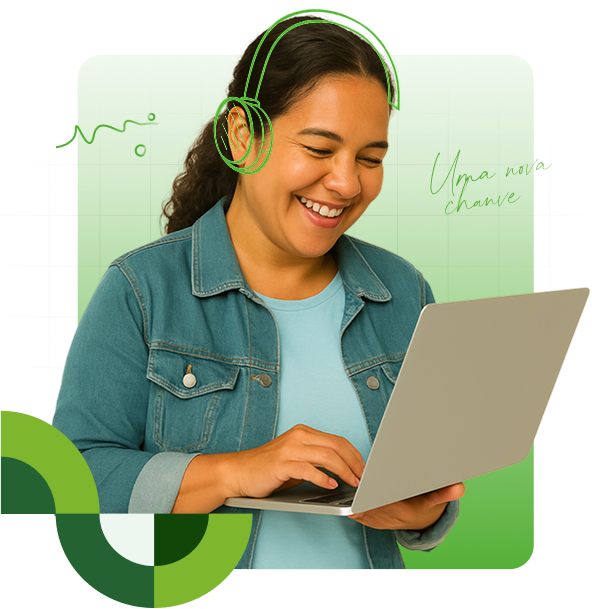 Mulher sorridente mexendo em um notebook