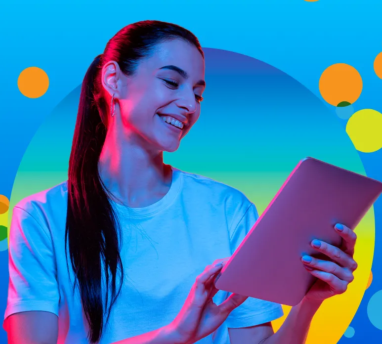 Uma jovem sorridente com cabelos escuros presos em um rabo de cavalo está olhando para um tablet digital que ela segura com as duas mãos. Ela veste uma camiseta branca. A imagem tem uma iluminação vibrante em tons de azul e rosa, com um fundo abstrato em azul, verde e amarelo com círculos laranjas e outros elementos gráficos. A imagem parece ter bordas arredondadas e uma borda pontilhada azul clara.