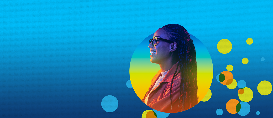Um perfil de uma jovem com pele morena escura, usando óculos e com o cabelo trançado para trás. Ela está sorrindo e olhando para a esquerda. A iluminação é suave e colorida, com tons de azul, verde e amarelo. Ela está sobreposta a um círculo amarelo claro e um fundo azul com círculos abstratos em amarelo, laranja e verde.