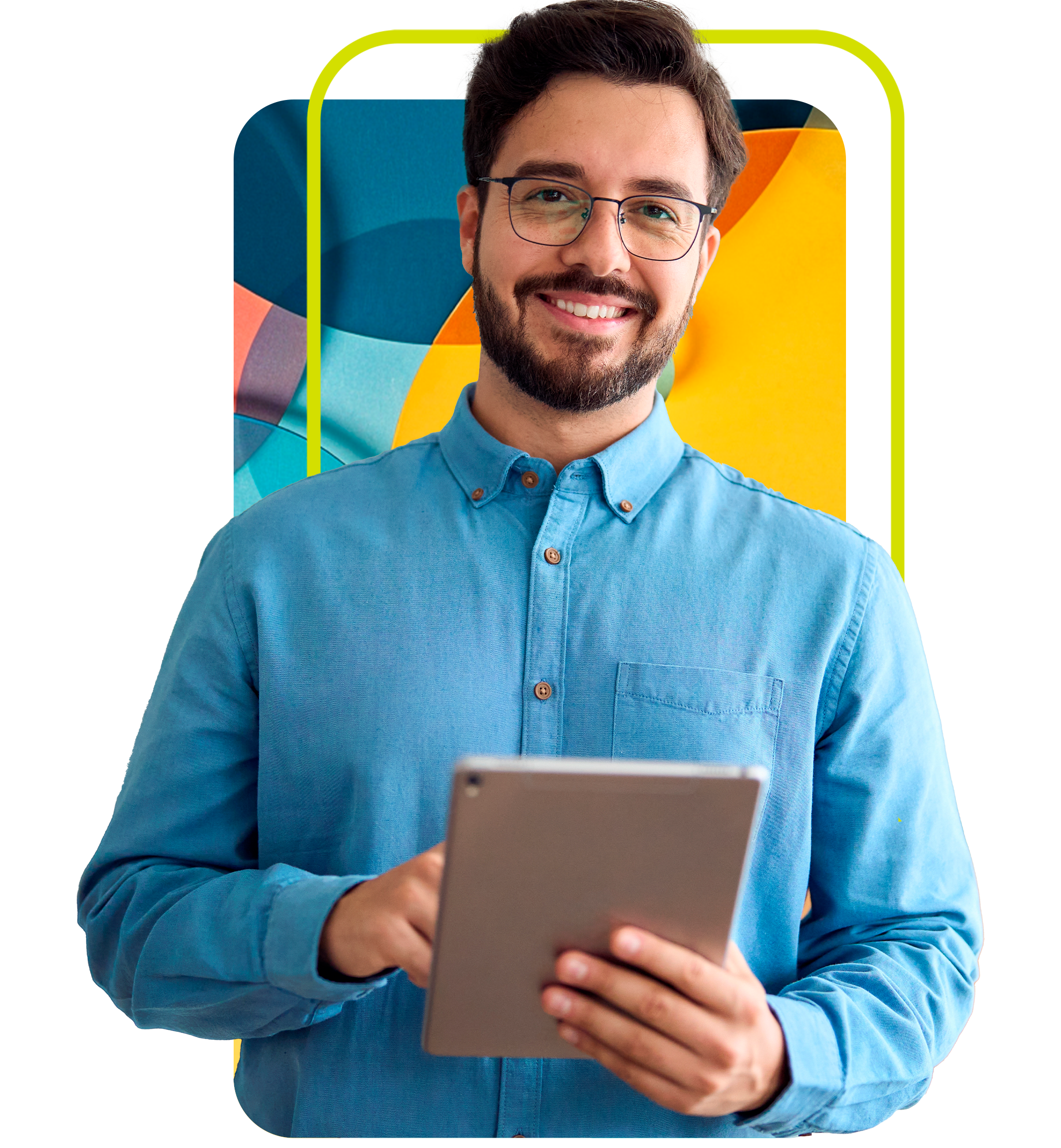 Um homem de pele branca sorridente, com barba curta,
e óculos veste uma camisa azul de botões e segura um tablet
digital com as duas mãos. Ele está olhando diretamente para a câmera.
A imagem tem um fundo branco com elementos gráficos abstratos em azul claro
e roxo, e um contorno amarelo-esverdeado que parece emoldurar parcialmente o homem.