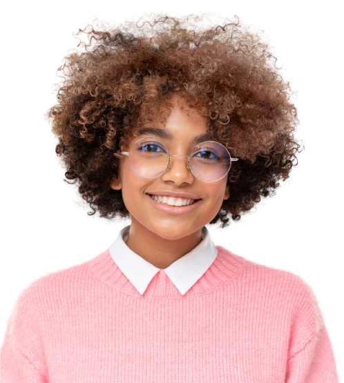 Uma jovem sorridente de cabelo cacheado e óculos redondos, usando uma blusa rosa. Emojis ao fundo.