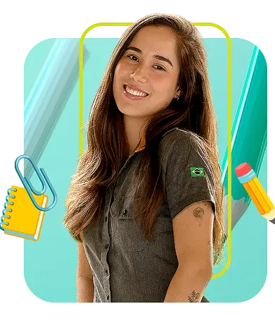 Jovem sorridente usando camisa cinza com bandeira do Brasil na manga, em fundo colorido com elementos escolares.