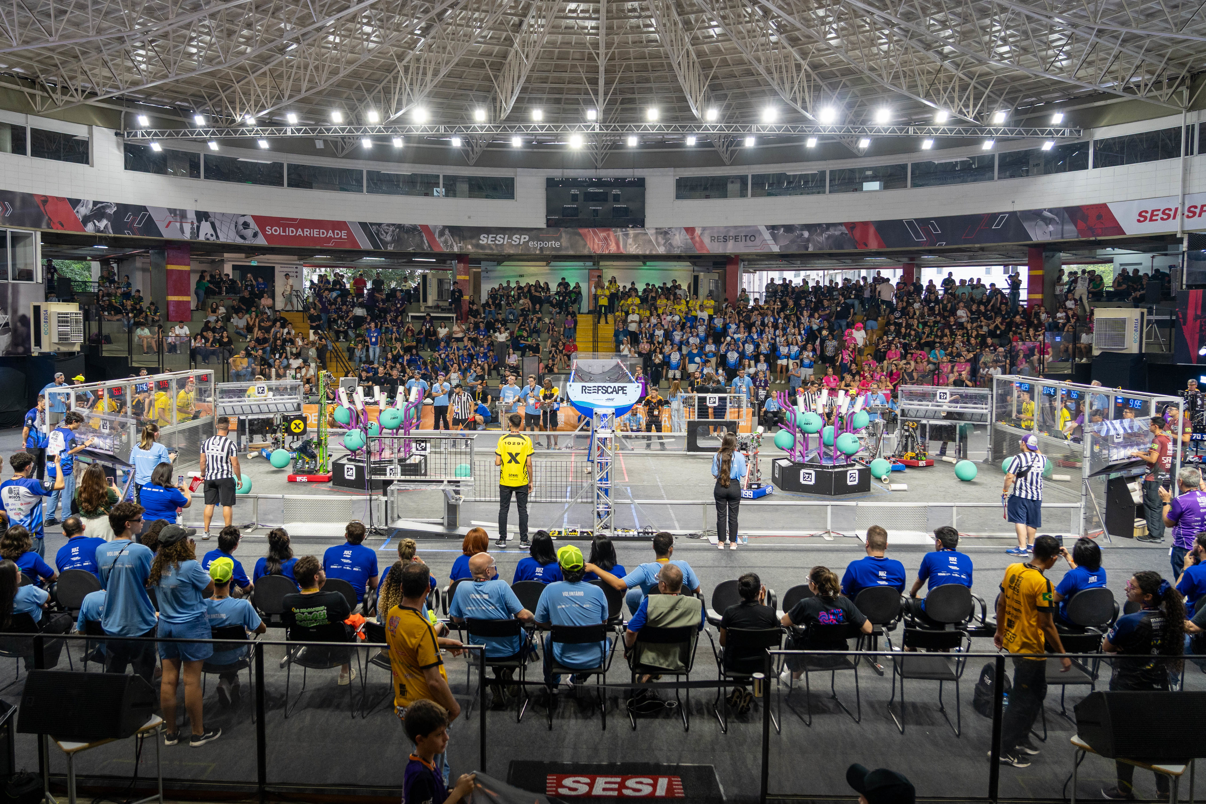 Jovens realizam um trabalho de robótica.