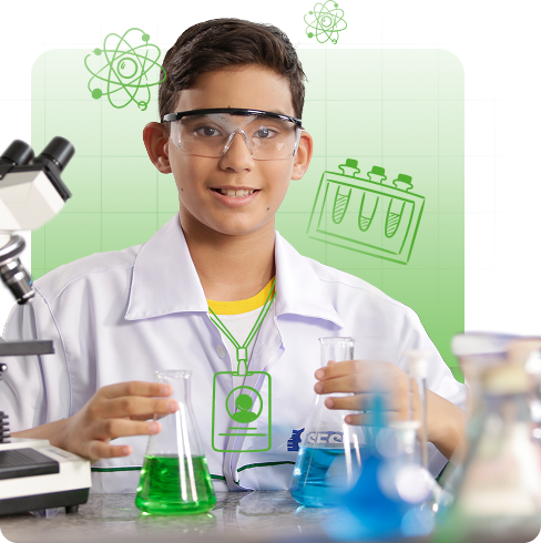 Menino em uma feira de ciências sorri para a câmera enquanto segura ampolas de laboratório.